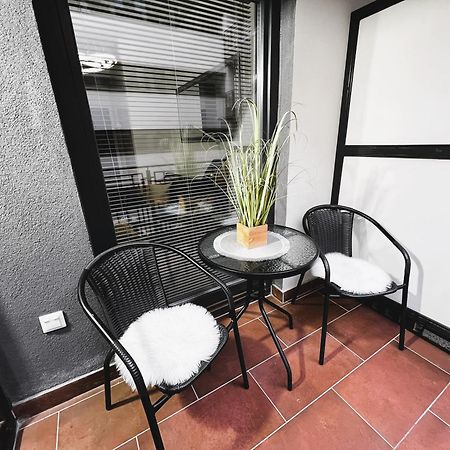 Luxe Central Studio With Pool, Parking & Ac Budapest Bagian luar foto