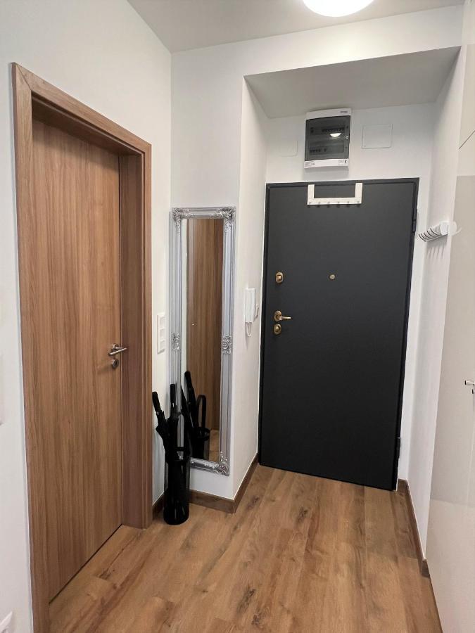 Luxe Central Studio With Pool, Parking & Ac Budapest Bagian luar foto