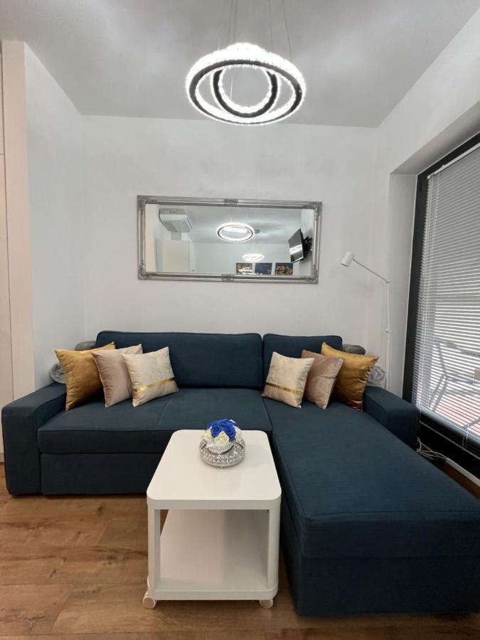Luxe Central Studio With Pool, Parking & Ac Budapest Bagian luar foto