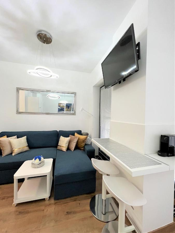 Luxe Central Studio With Pool, Parking & Ac Budapest Bagian luar foto