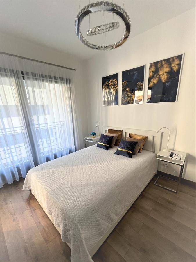 Luxe Central Studio With Pool, Parking & Ac Budapest Bagian luar foto