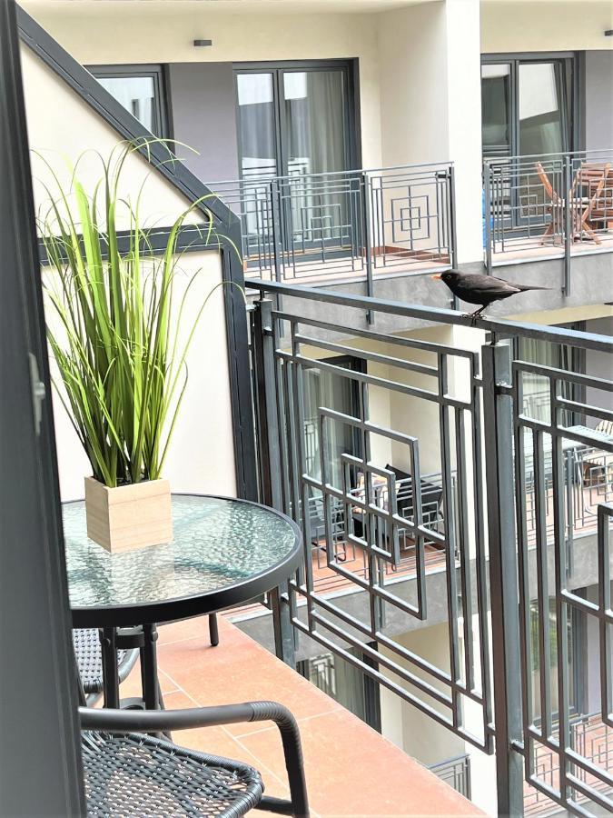 Luxe Central Studio With Pool, Parking & Ac Budapest Bagian luar foto