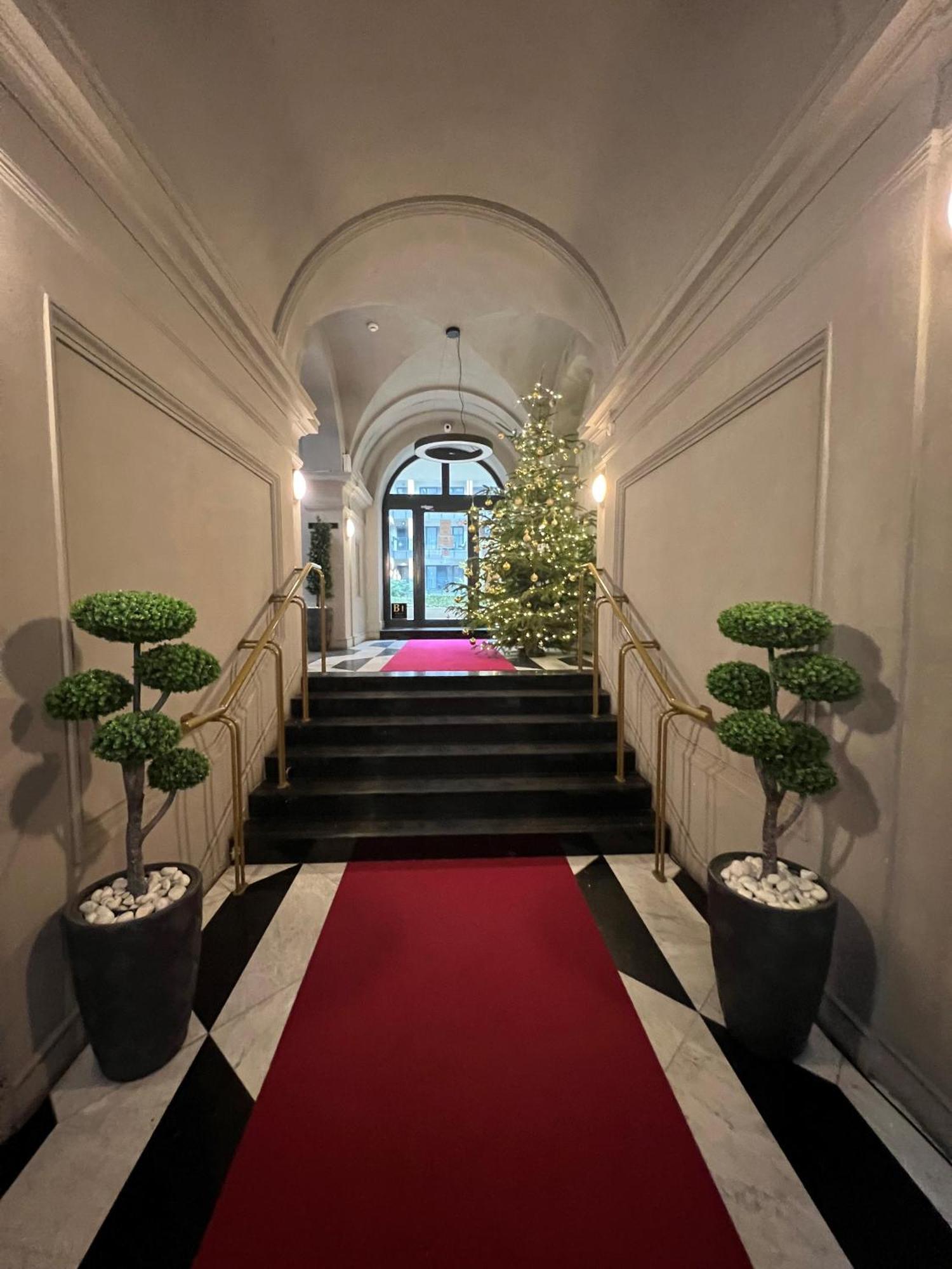 Luxe Central Studio With Pool, Parking & Ac Budapest Bagian luar foto