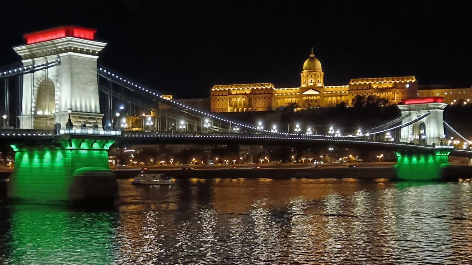 Luxe Central Studio With Pool, Parking & Ac Budapest Bagian luar foto