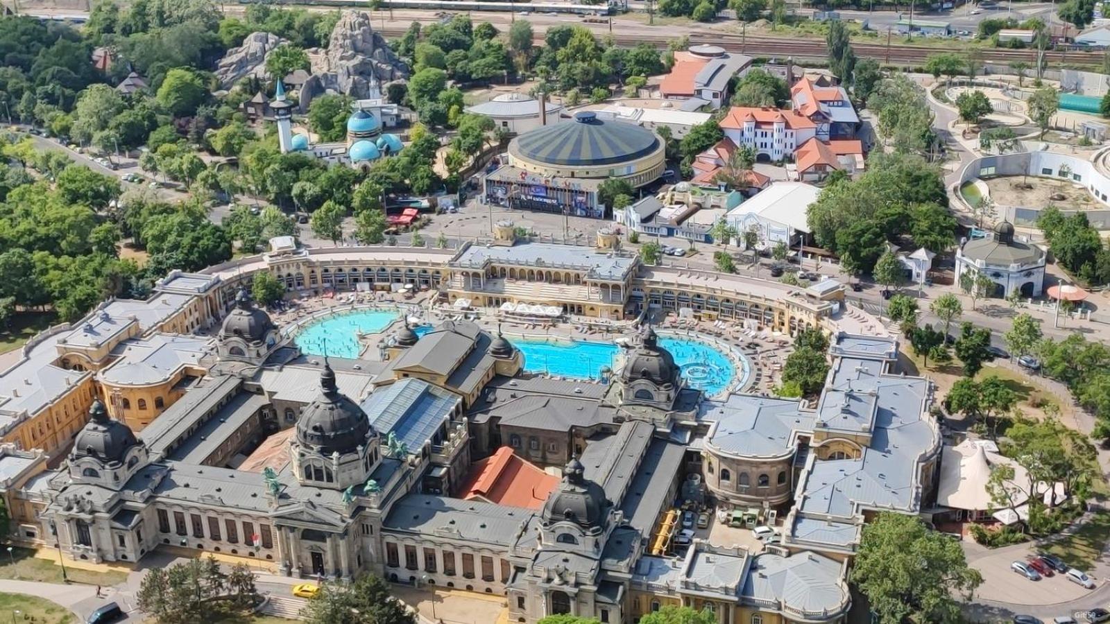 Luxe Central Studio With Pool, Parking & Ac Budapest Bagian luar foto