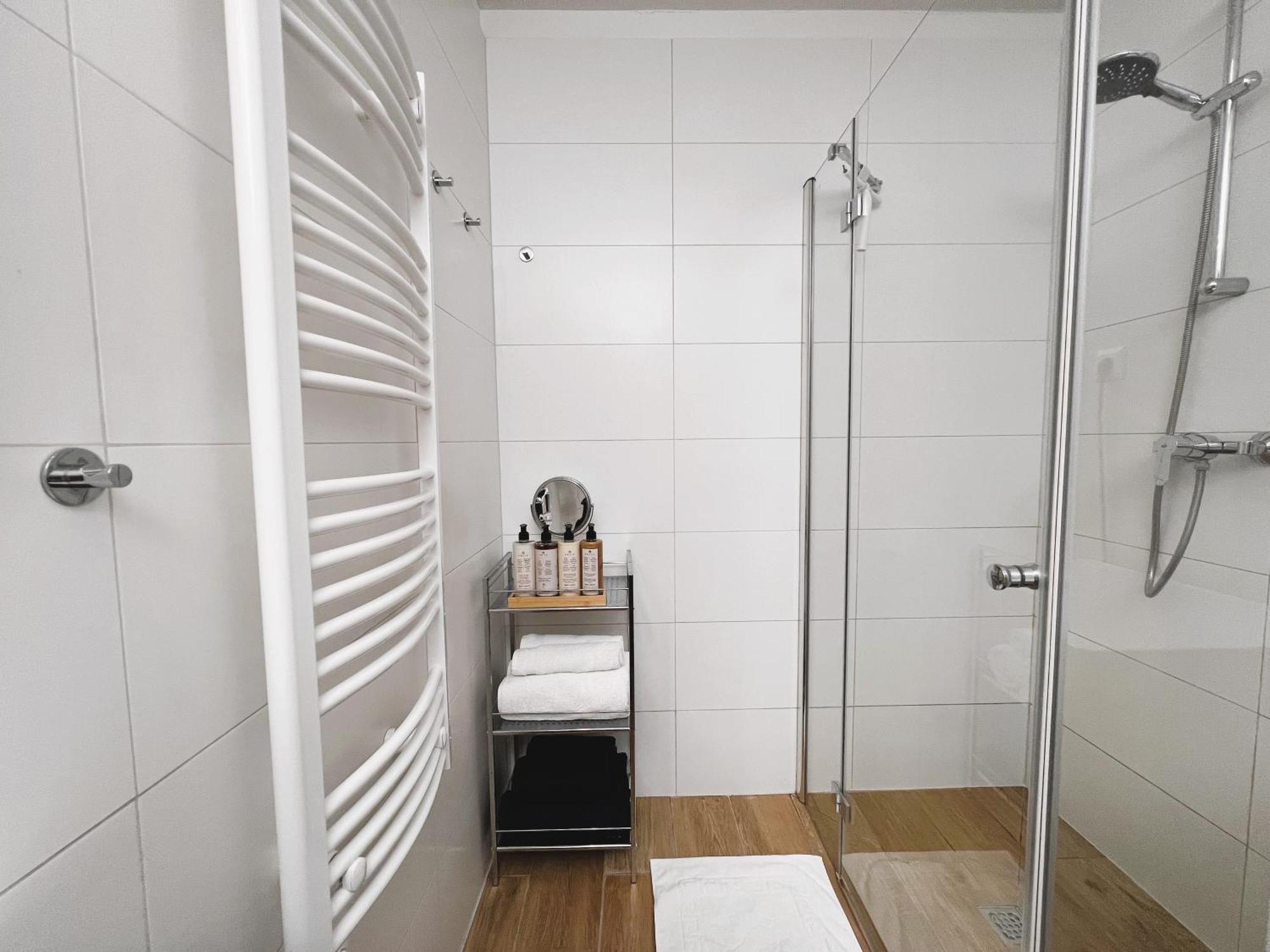 Luxe Central Studio With Pool, Parking & Ac Budapest Bagian luar foto