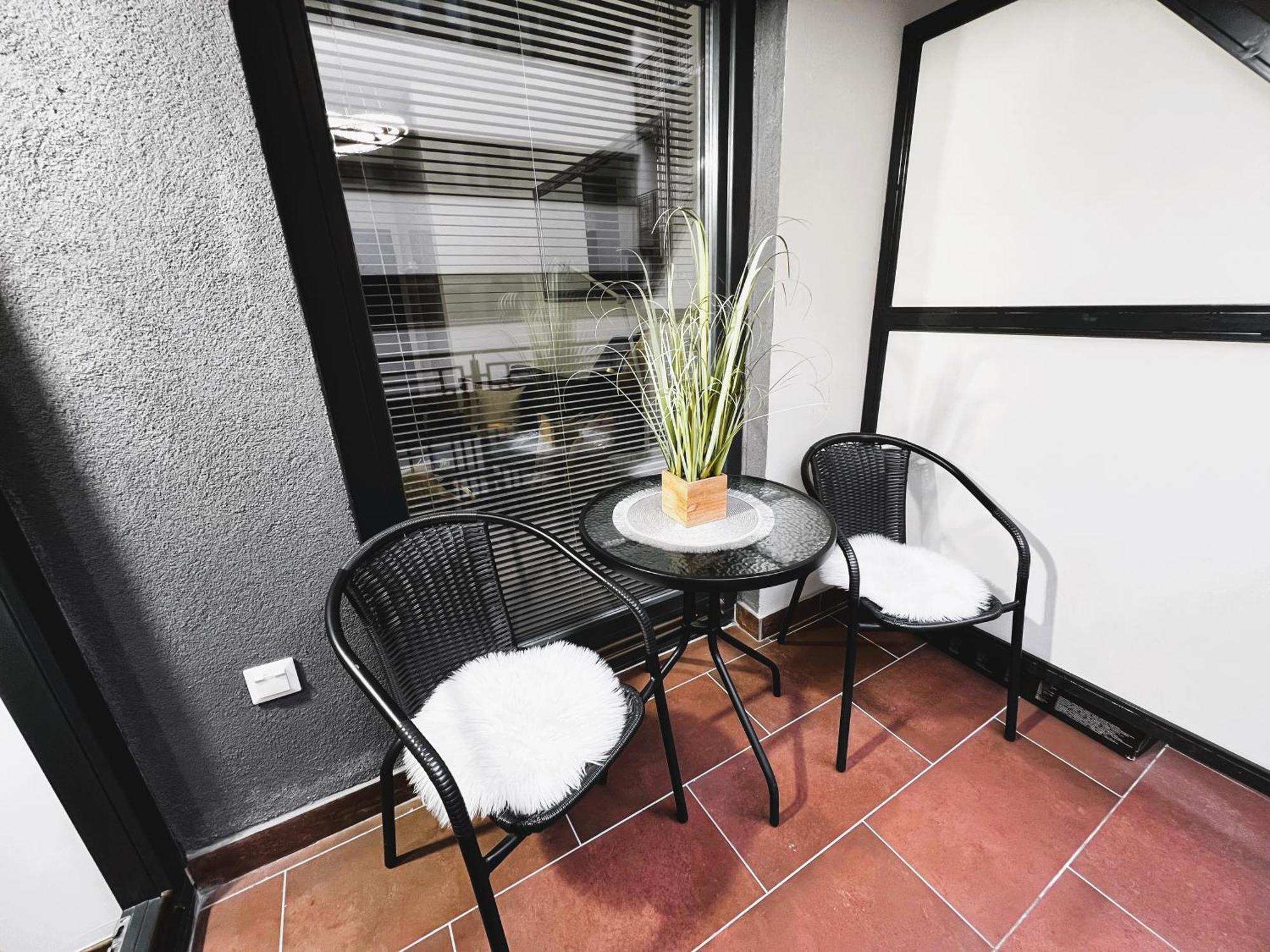 Luxe Central Studio With Pool, Parking & Ac Budapest Bagian luar foto