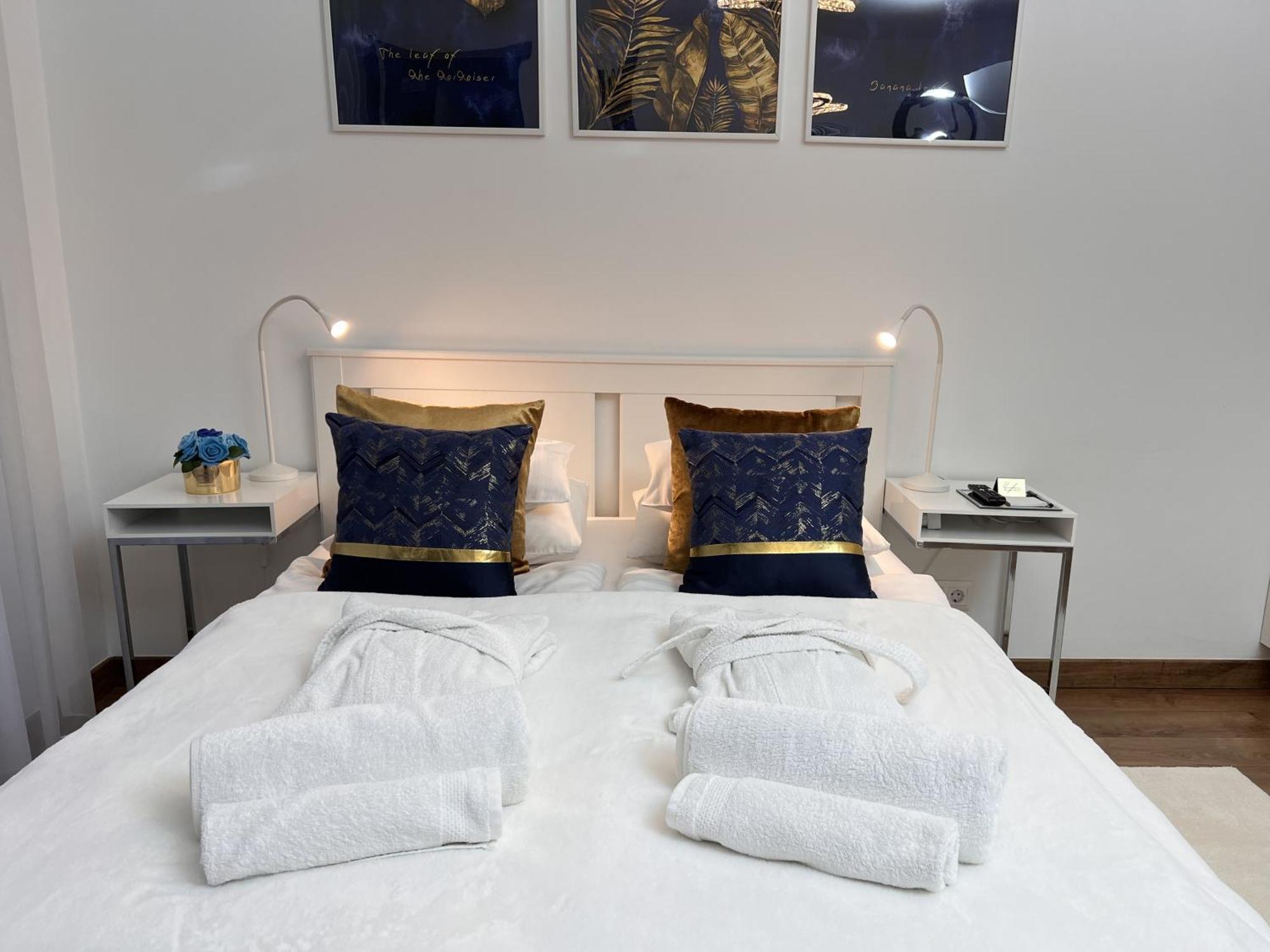 Luxe Central Studio With Pool, Parking & Ac Budapest Bagian luar foto