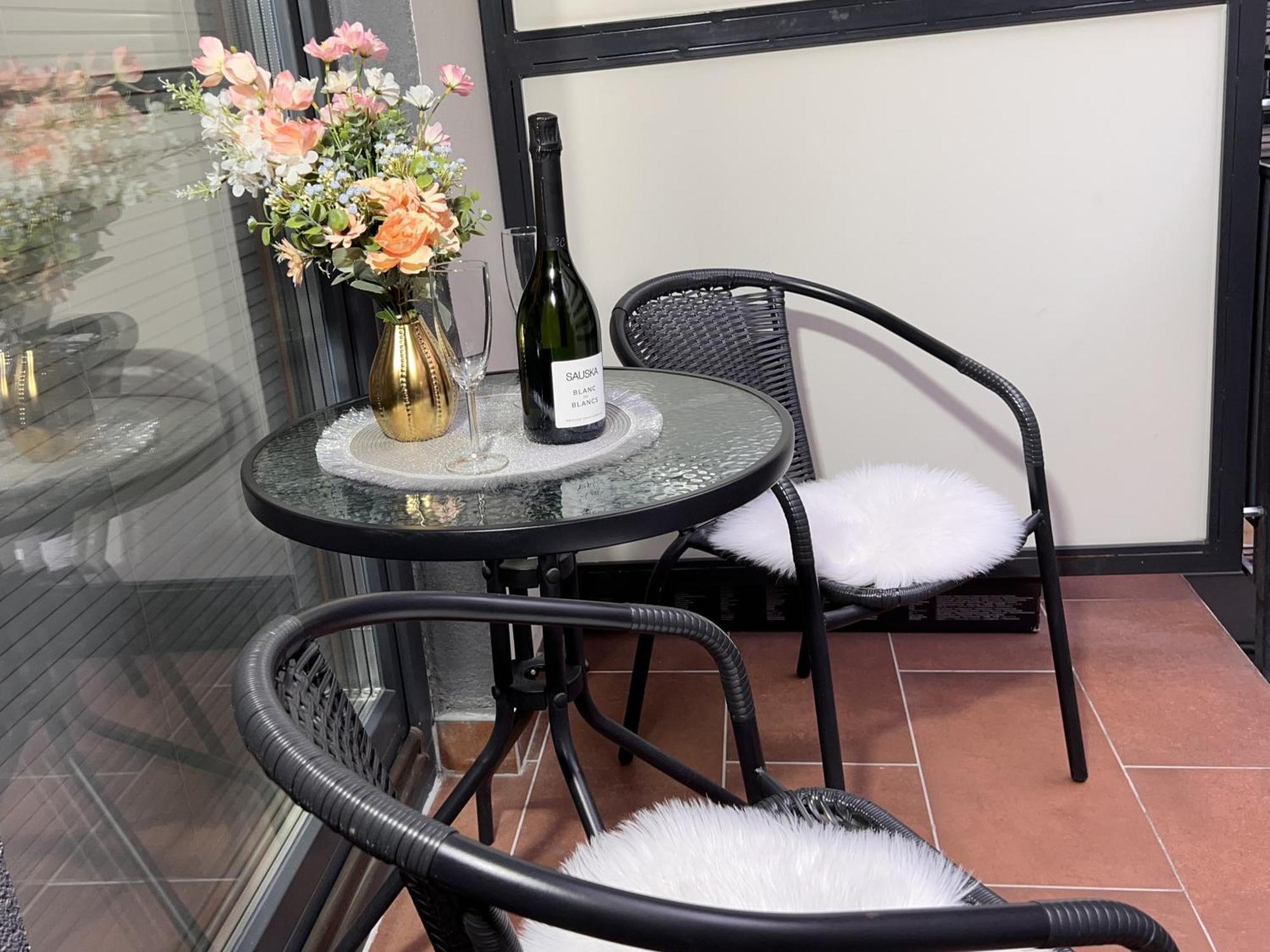 Luxe Central Studio With Pool, Parking & Ac Budapest Bagian luar foto