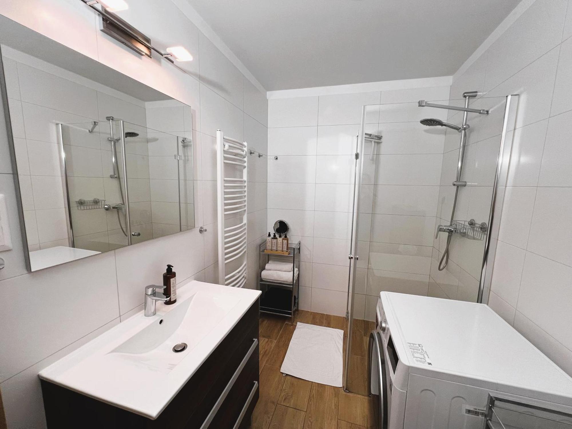 Luxe Central Studio With Pool, Parking & Ac Budapest Bagian luar foto