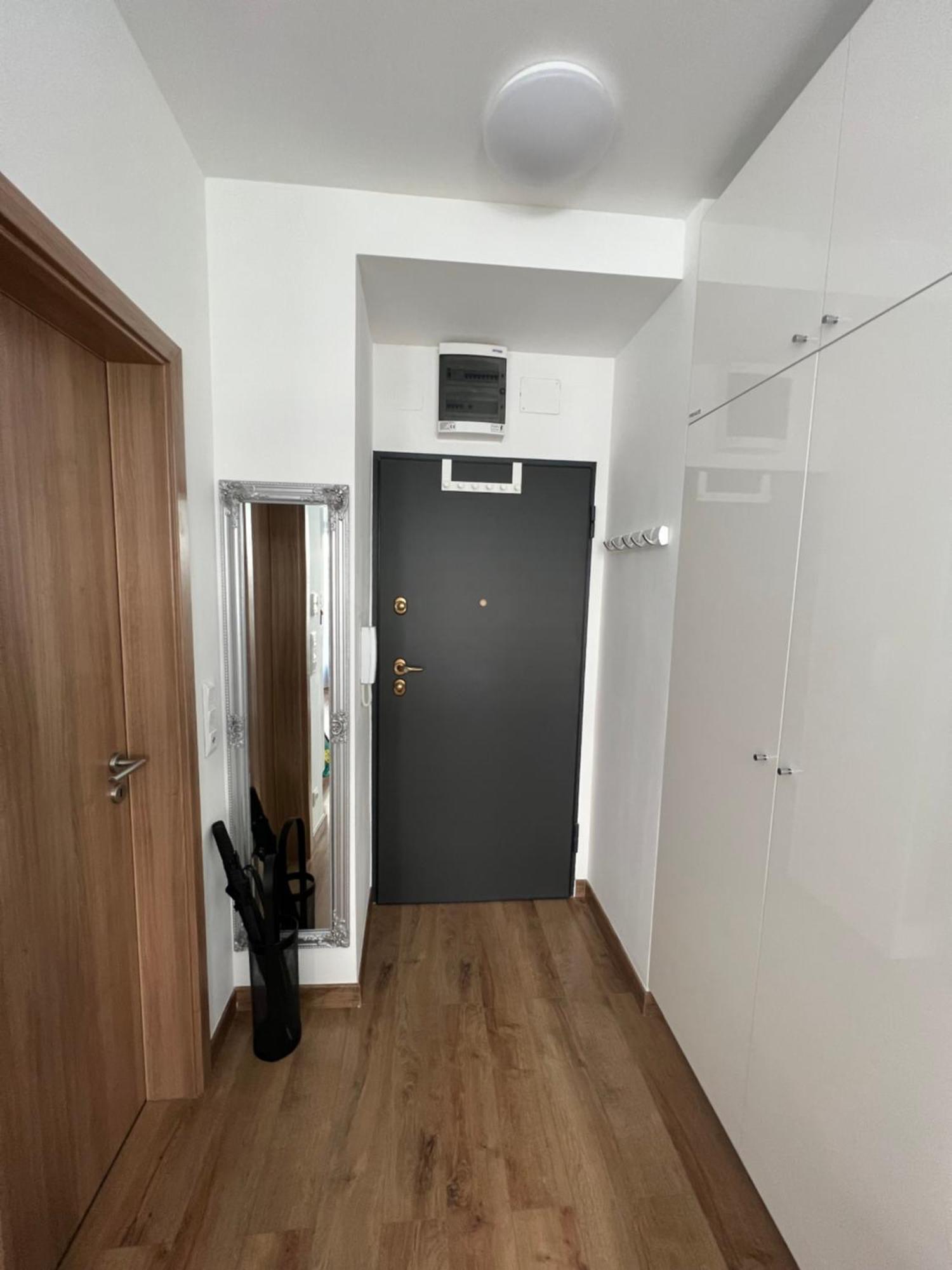 Luxe Central Studio With Pool, Parking & Ac Budapest Bagian luar foto
