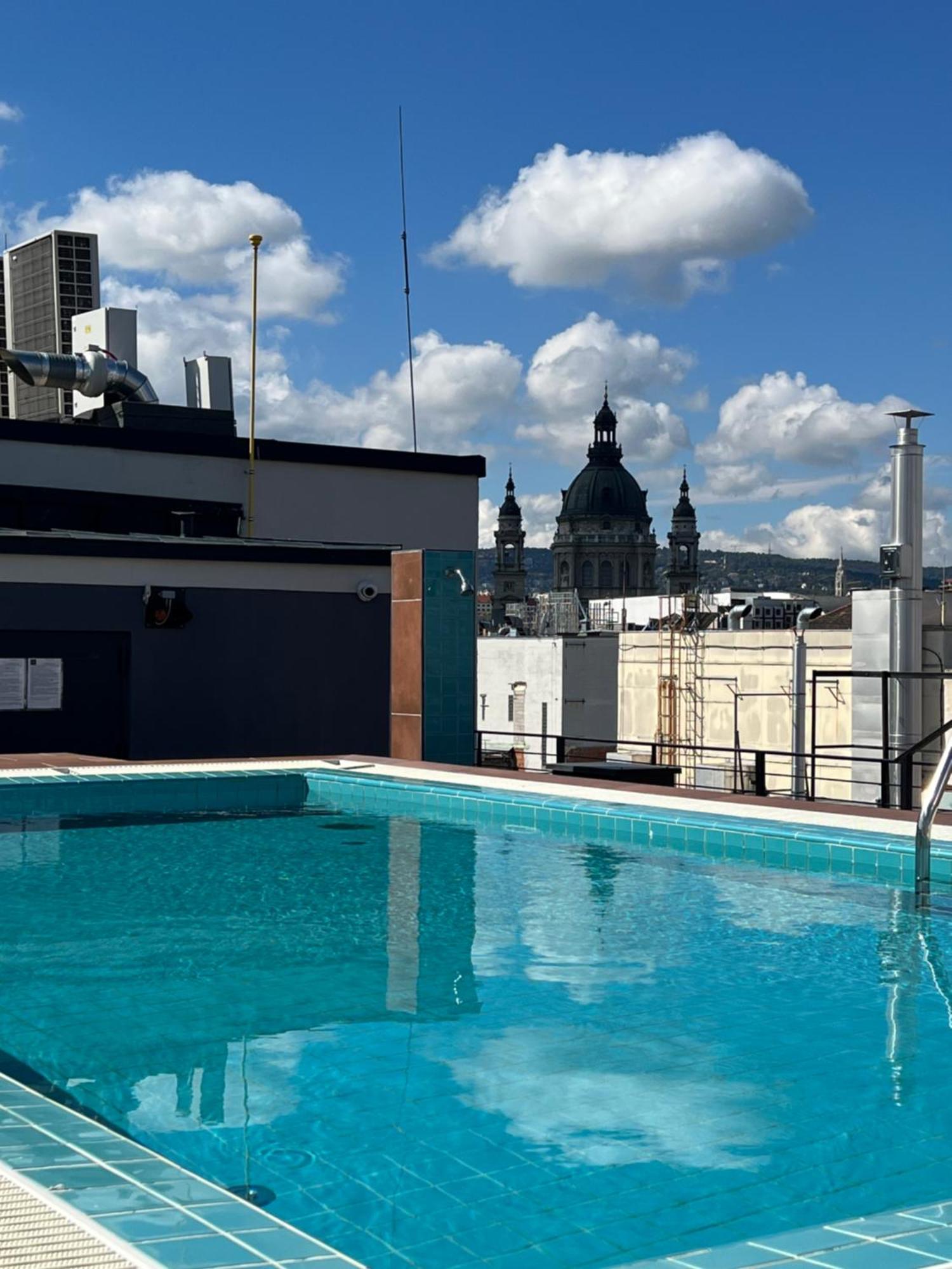 Luxe Central Studio With Pool, Parking & Ac Budapest Bagian luar foto
