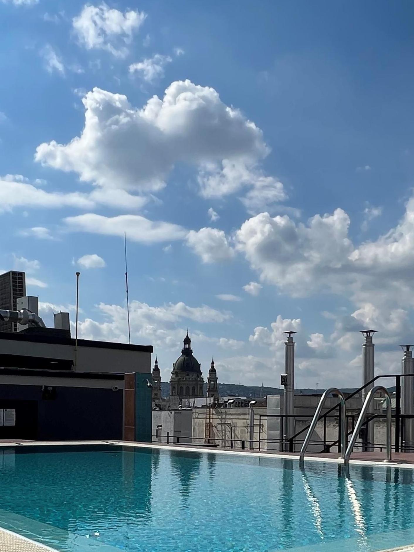 Luxe Central Studio With Pool, Parking & Ac Budapest Bagian luar foto