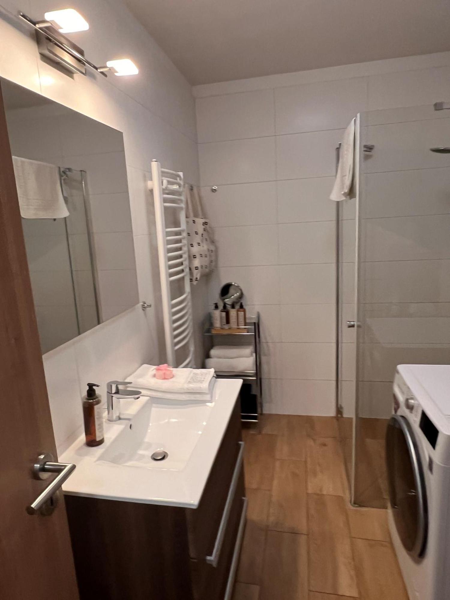 Luxe Central Studio With Pool, Parking & Ac Budapest Bagian luar foto