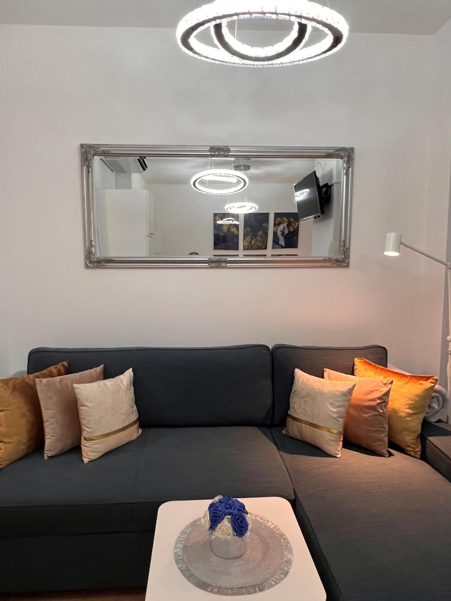 Luxe Central Studio With Pool, Parking & Ac Budapest Bagian luar foto